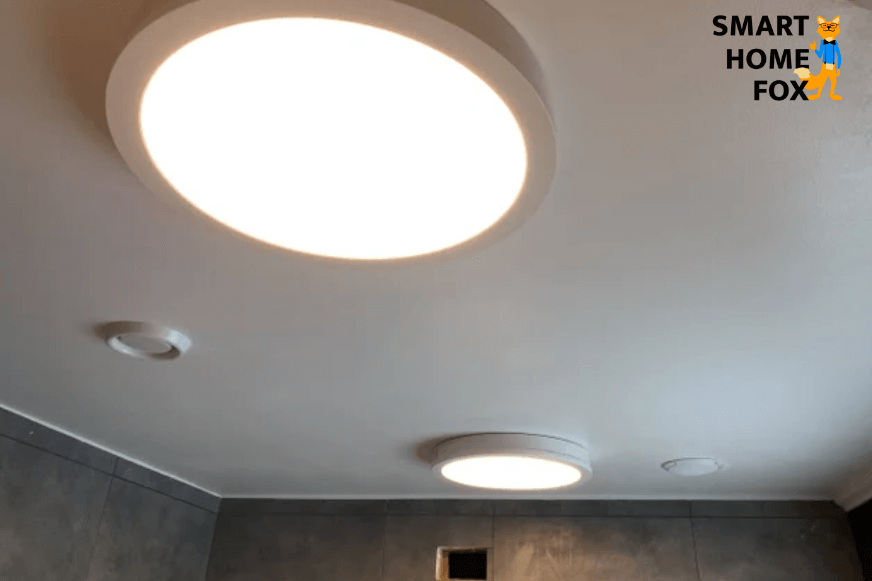 Man sieht die Gunnarp Deckenleuchte an der Decke im Badezimmer.